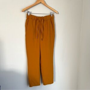 Lululemon On the Fly 7/8 Pant Woven in Fools Gold Size 4